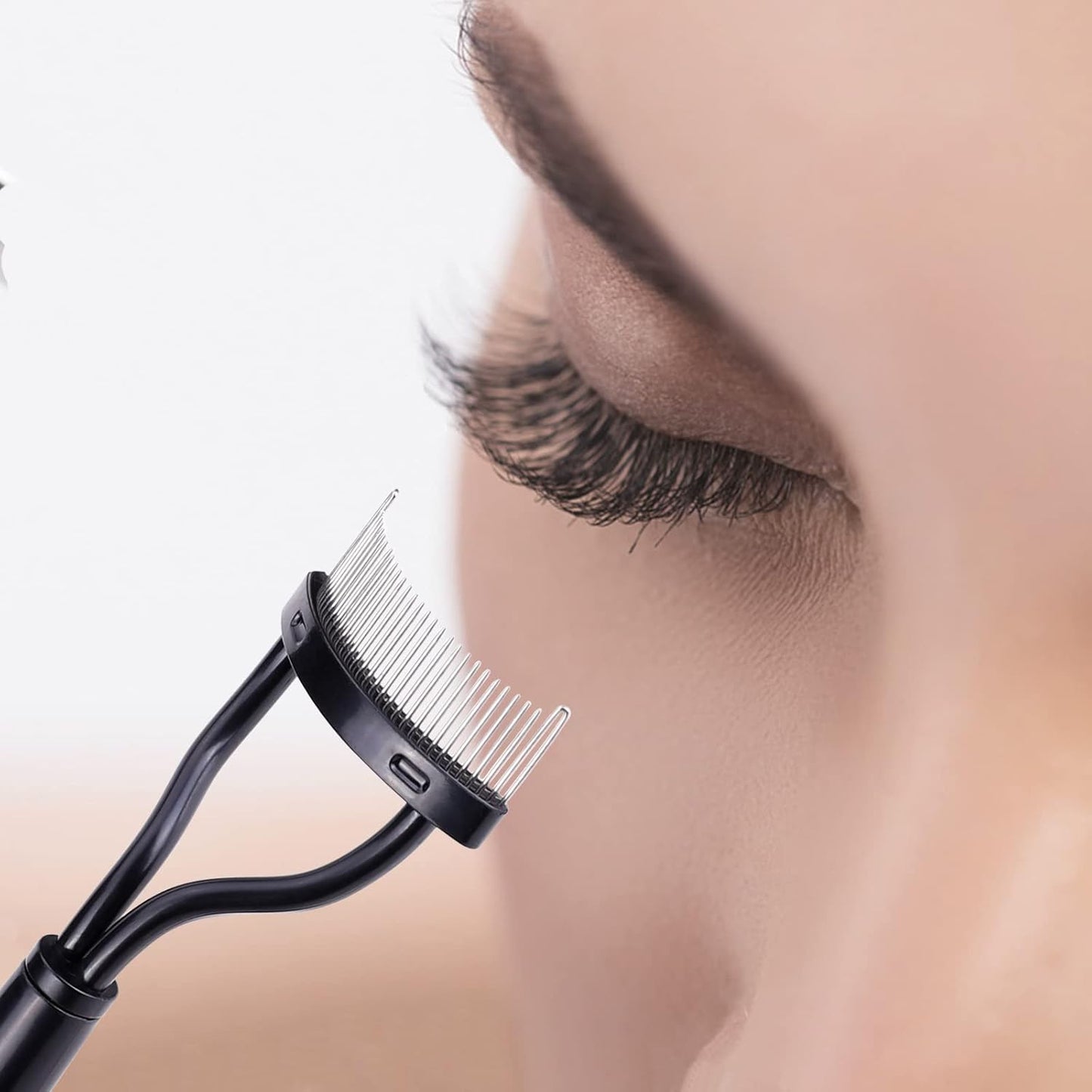 Eyelash Comb Separator Tool – Black Mascara Applicator with Arc Design & Protective Cover (1PC)