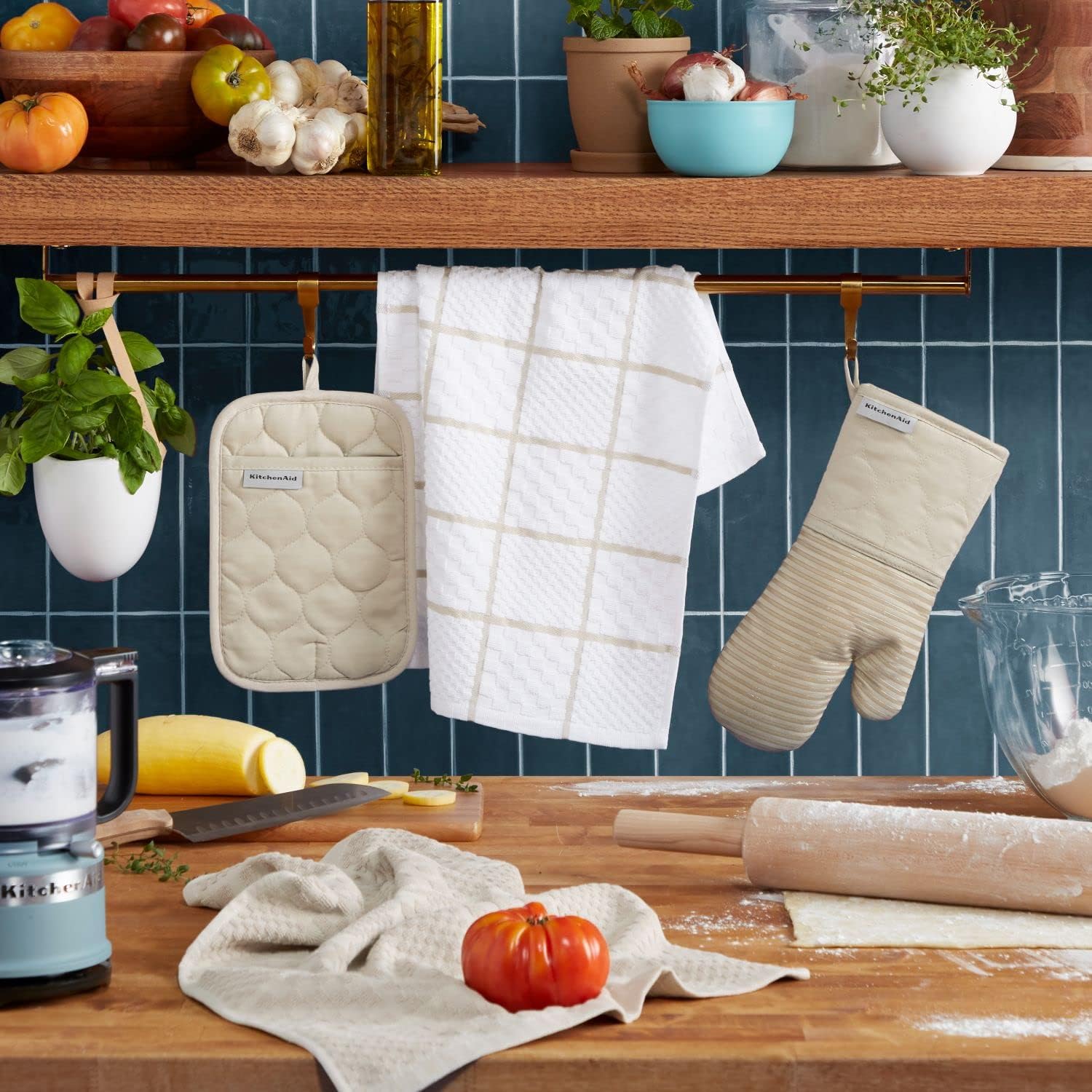 4-Piece Quilted Cotton Kitchen Set – Oven Mitt, Pot Holder & Towels with Silicone Grip (Milkshake)